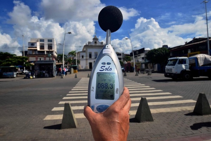 Agentes fiscalizam veículos com equipamentos de som automotivo em ação de combate à poluição sonora em Carinhanha.