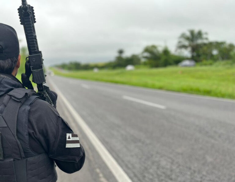Equipes da Polícia Civil da Bahia durante ação que resultou no cumprimento de dois mandados de prisão contra um homem investigado por estupro e estupro de vulnerável em Barreiras.