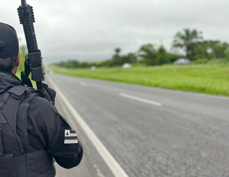 Equipes da Polícia Civil da Bahia durante ação que resultou no cumprimento de dois mandados de prisão contra um homem investigado por estupro e estupro de vulnerável em Barreiras.