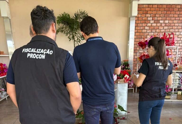 Equipe do Procon Barreiras realiza fiscalização em estabelecimento comercial para verificar o cumprimento do Código de Defesa do Consumidor.