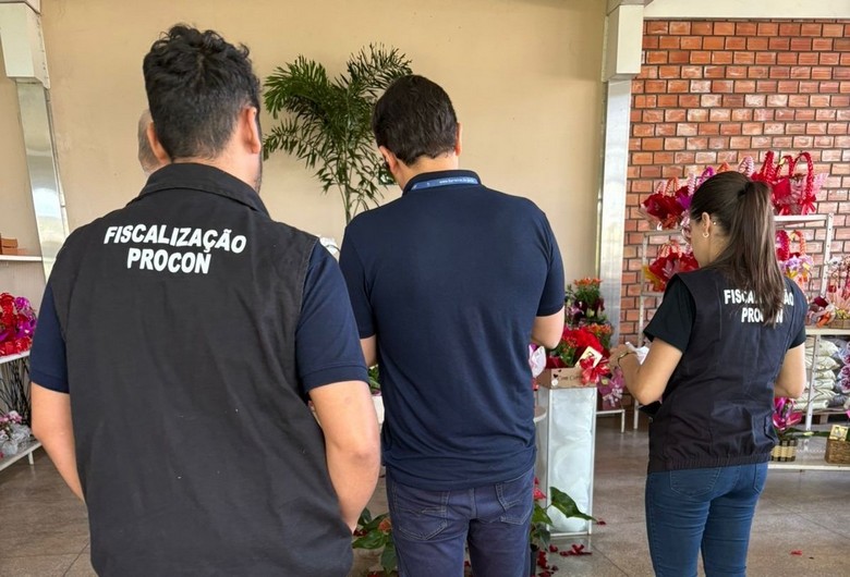 Equipe do Procon Barreiras realiza fiscalização em estabelecimento comercial para verificar o cumprimento do Código de Defesa do Consumidor.