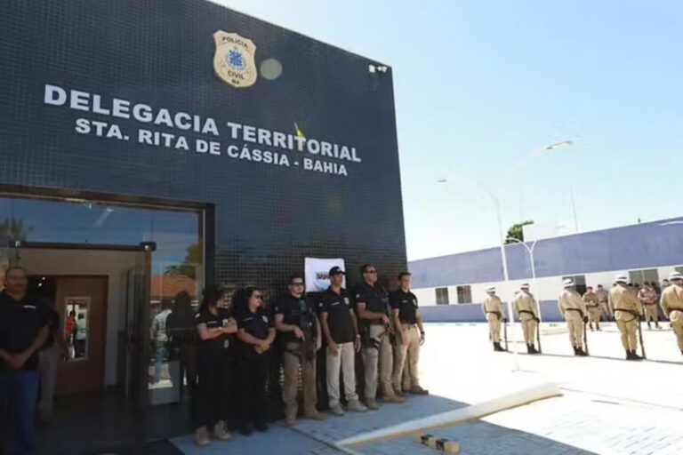 Viatura da Polícia Civil em ocorrência de investigação após professora aposentada ser encontrada morta em Santa Rita de Cássia.