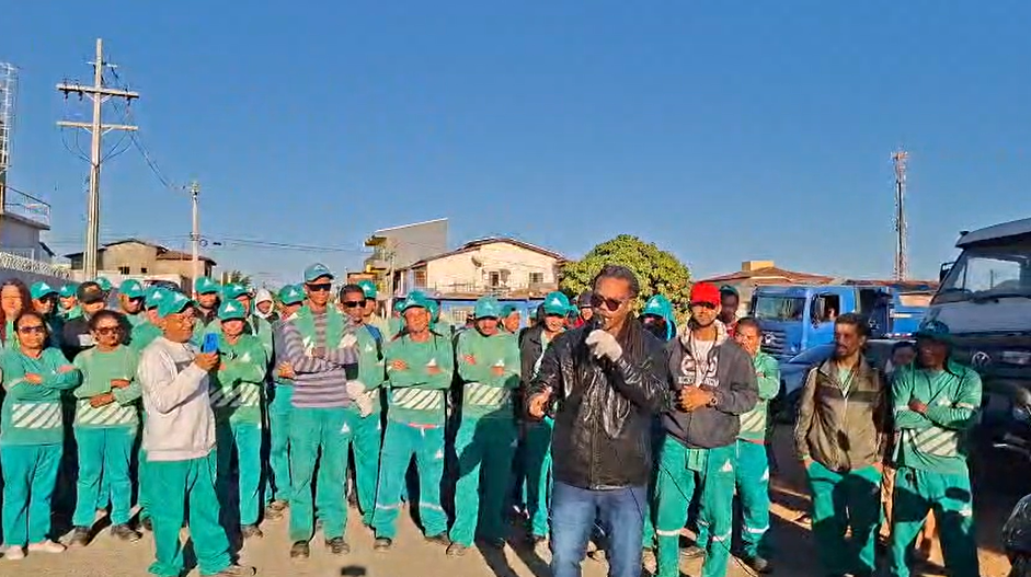 Trabalhadores da limpeza urbana realizando serviços de coleta e limpeza em Barreiras após o fim da greve.