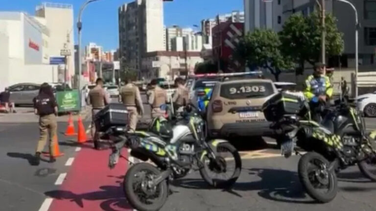 Ambulância do Samu durante atendimento de emergência em Salvador.