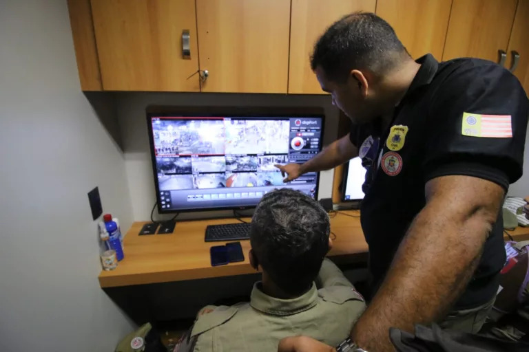 Policiais militares atuam em evento junino com apoio de sistema de reconhecimento facial da SSP-BA para identificação de foragidos.