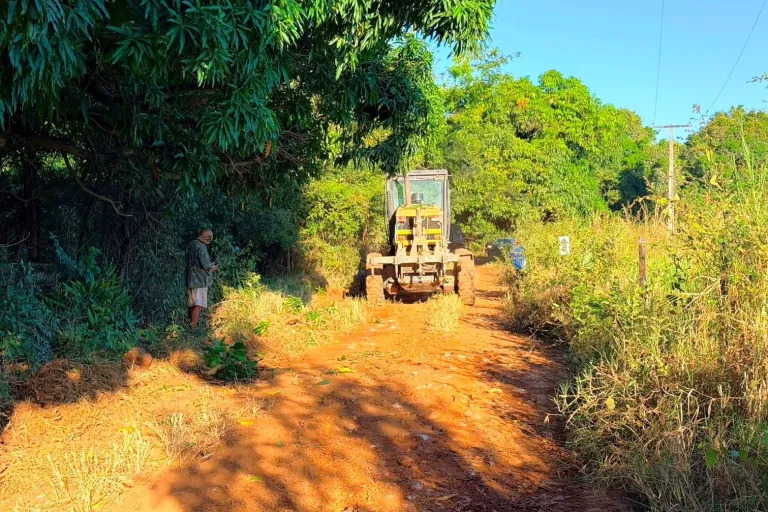 Máquinas realizam serviços de patrolamento e cascalhamento em estrada vicinal da zona rural de Barreiras.