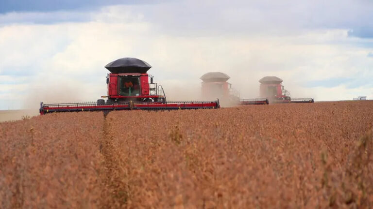 Máquinas agrícolas e lavouras no Oeste da Bahia durante período de safra recorde e anúncios de investimentos no agronegócio.