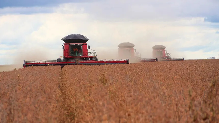Máquinas agrícolas e lavouras no Oeste da Bahia durante período de safra recorde e anúncios de investimentos no agronegócio.