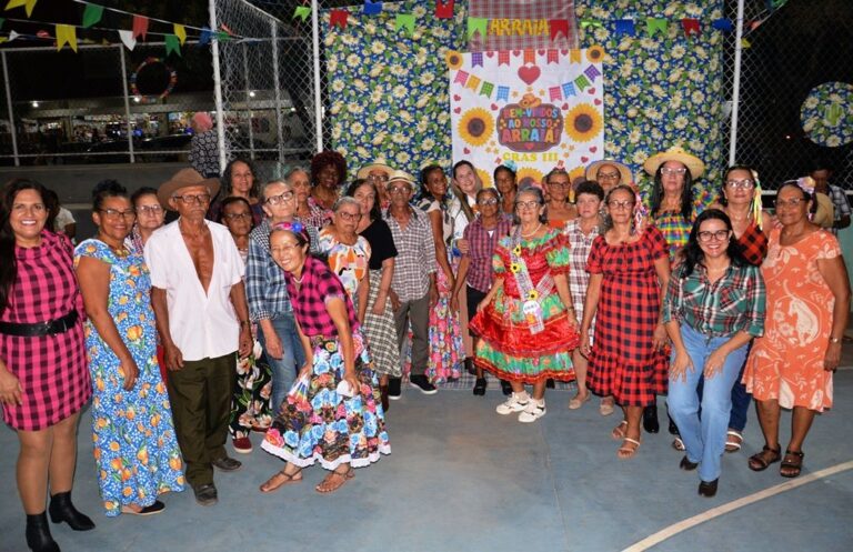 Idosos participam de atividades juninas durante o São João Inter CRAS em Barreiras.