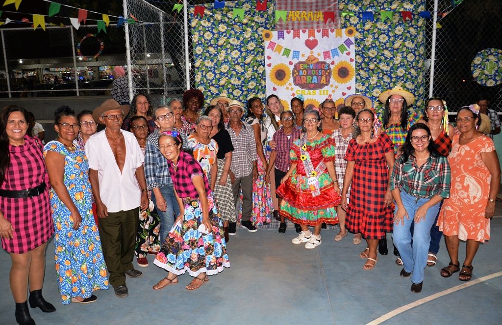 Idosos participam de atividades juninas durante o São João Inter CRAS em Barreiras.