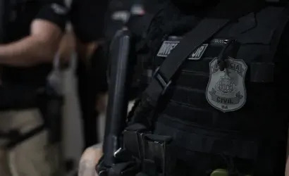 Equipes da Polícia Civil durante ação que resultou na prisão de suspeito investigado por latrocínio em Santa Rita de Cássia.