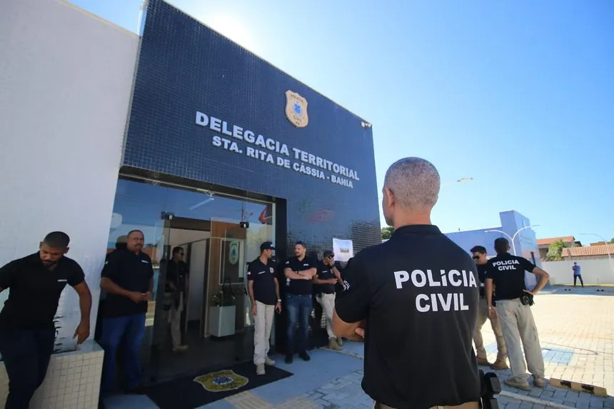 Viatura da Polícia Civil durante operação de busca por suspeito de latrocínio em Santa Rita de Cássia.