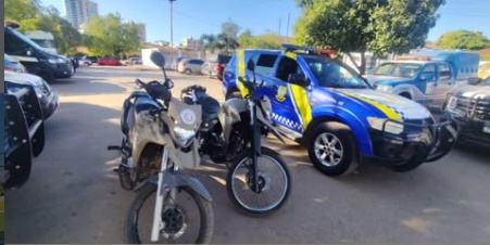 Policiais militares da 83ª CIPM apresentam celular recuperado após prisão de suspeito de roubo no Centro de Barreiras.
