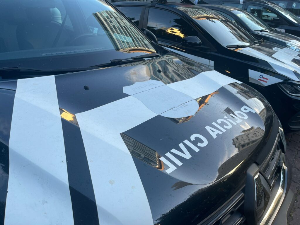 Policiais civis durante operação que resultou na prisão de um suspeito de tráfico de drogas e na apreensão de cocaína, balanças de precisão e veículo em Santa Maria da Vitória.