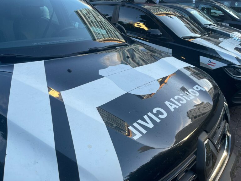 Policiais civis durante operação que resultou na prisão de um suspeito de tráfico de drogas e na apreensão de cocaína, balanças de precisão e veículo em Santa Maria da Vitória.
