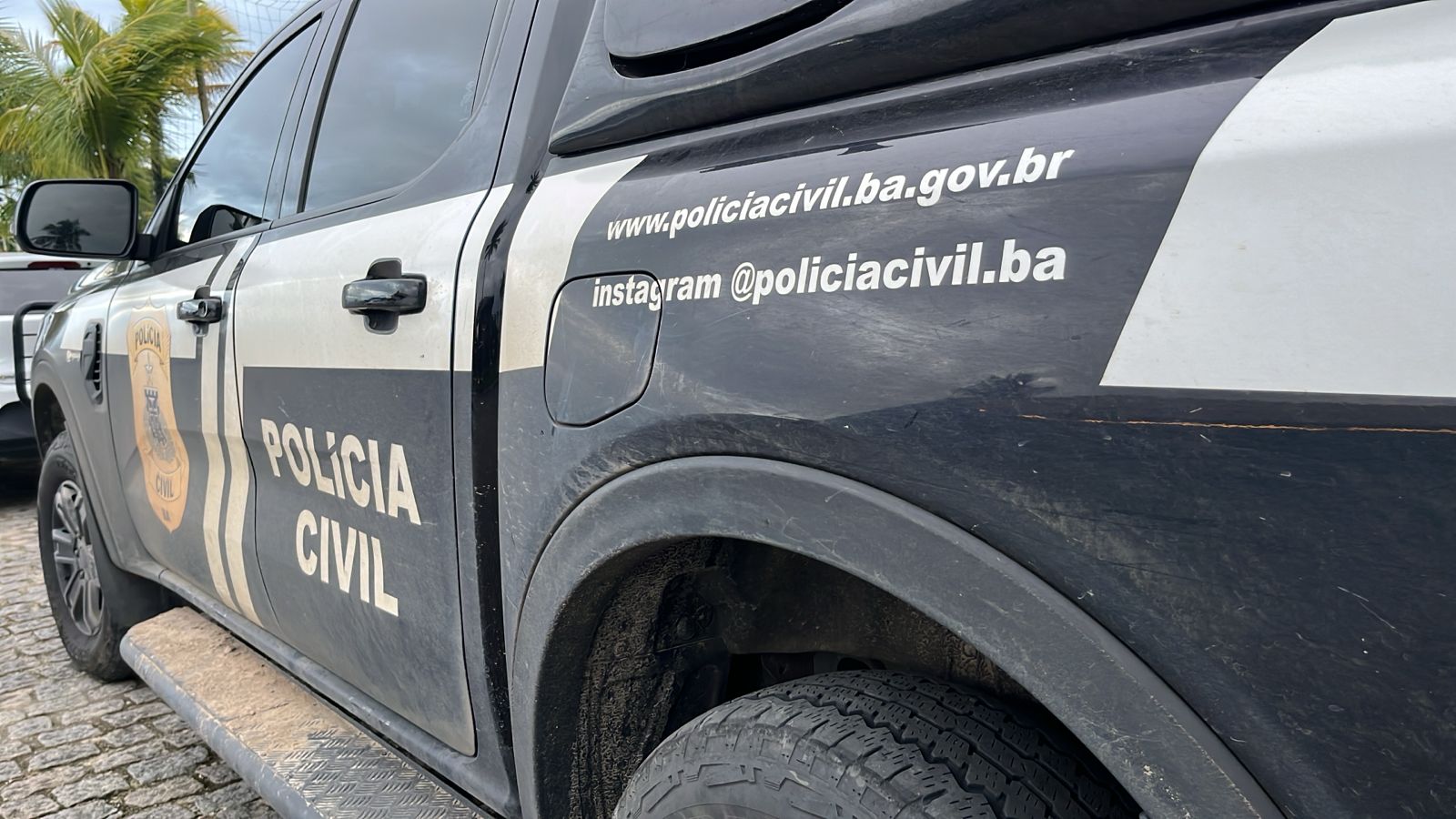 Policiais civis durante ação que resultou na prisão de um homem investigado por estupro de vulnerável no município de Jaborandi, oeste da Bahia.