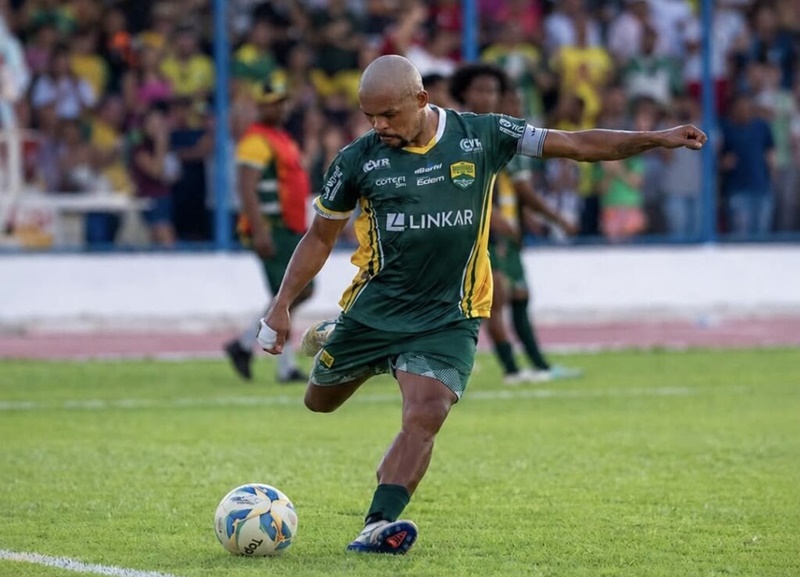 Jogador Tiago Moura durante partida do Barreiras FC antes da lesão que o afastará dos gramados por meses.
