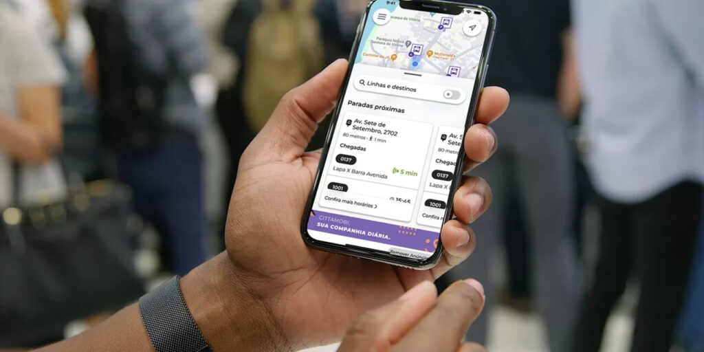 Ônibus do transporte público de Luís Eduardo Magalhães circulando pela cidade com serviço de monitoramento via aplicativo.