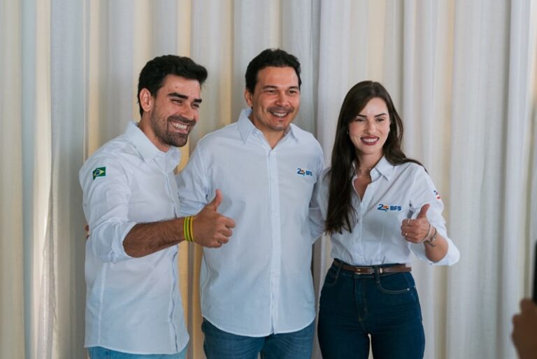 Túlio Viana, Junior Marabá e Cinthya Marabá durante reunião política em Luís Eduardo Magalhães que oficializou apoio à pré-candidatura da futura candidata a deputada estadual.