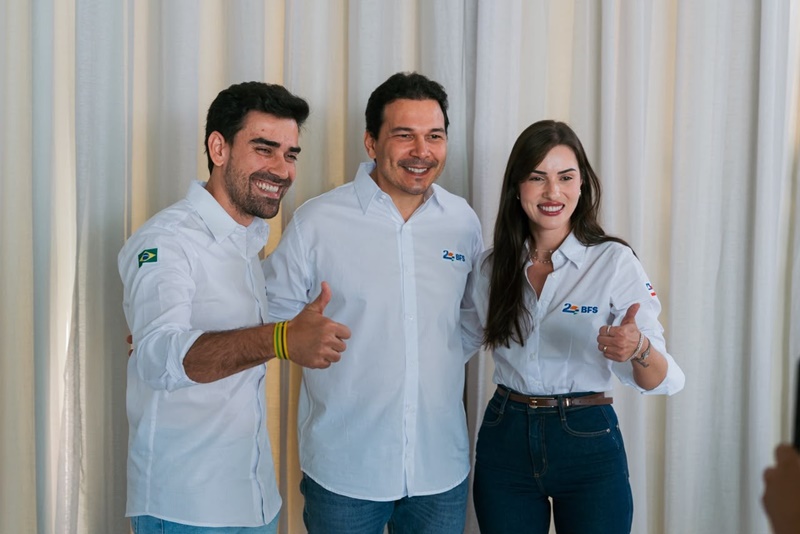 Túlio Viana, Junior Marabá e Cinthya Marabá durante reunião política em Luís Eduardo Magalhães que oficializou apoio à pré-candidatura da futura candidata a deputada estadual.