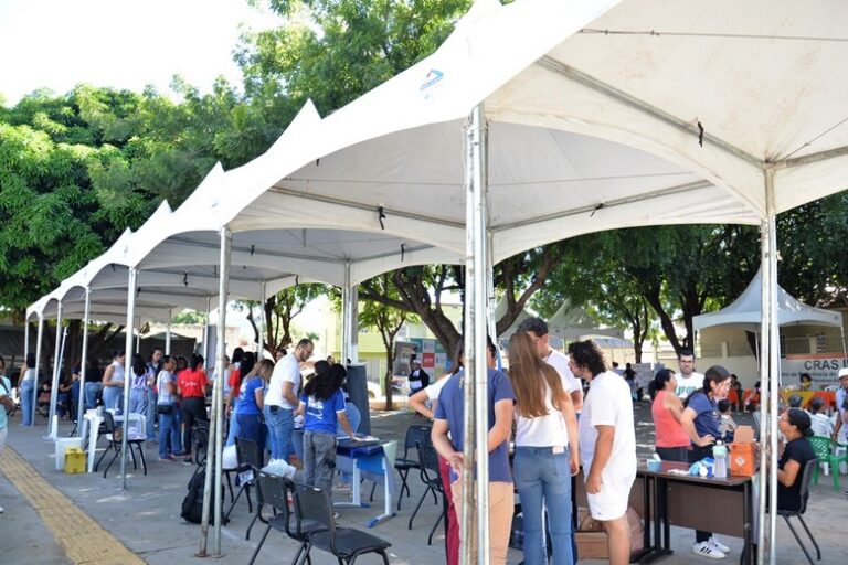 Moradores da Vila do SAS participam de ação promovida pela UFOB e Prefeitura de Barreiras com atendimentos de saúde, assistência social e atividades educativas.