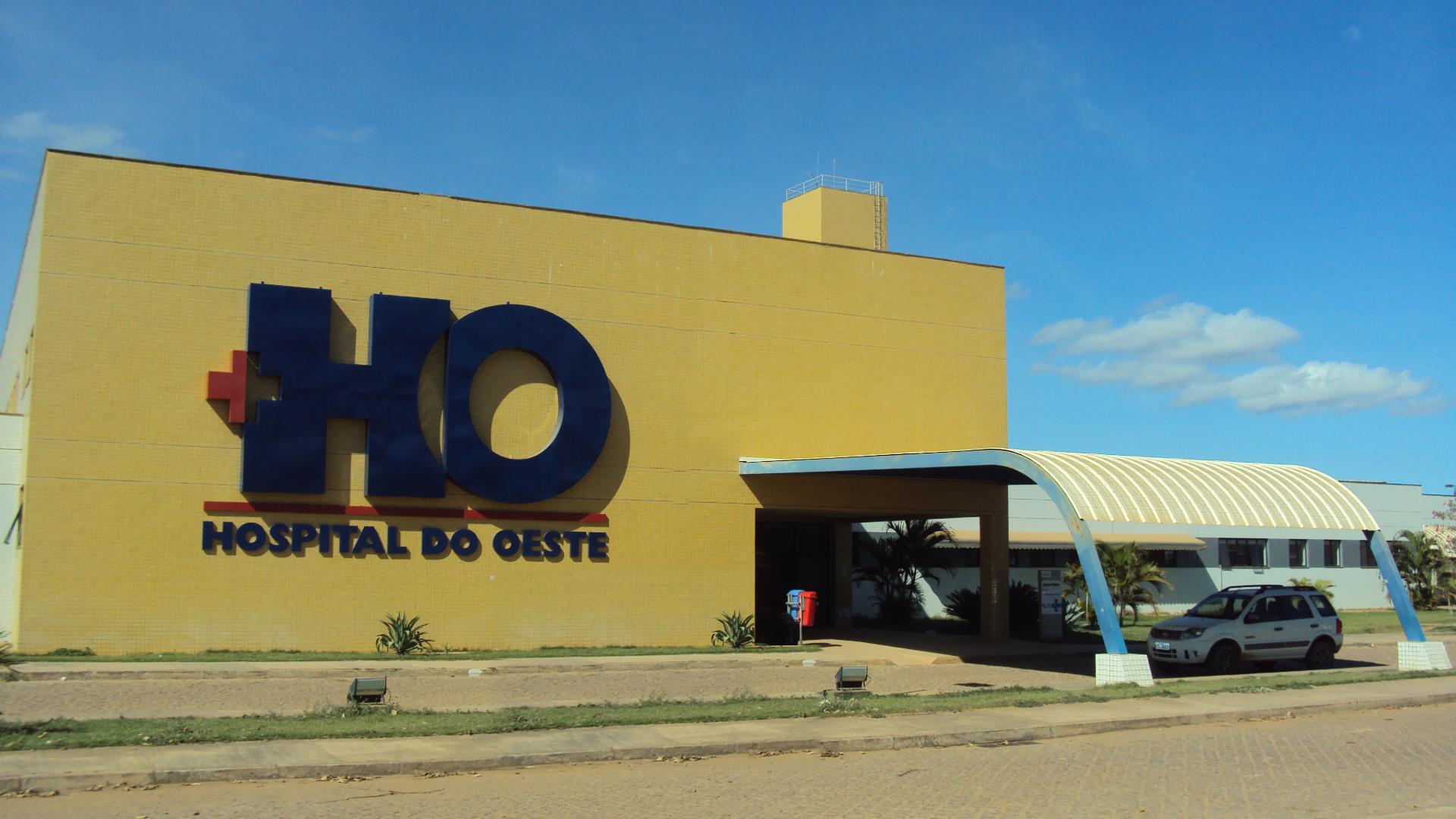 Banner das Obras Sociais Irmã Dulce divulgando vaga para Auxiliar de Farmácia no Hospital do Oeste, em Barreiras, com requisitos e orientações para envio de currículo.