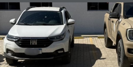 Policiais da CIPRv realizam fiscalização na BA-161, em Serra do Ramalho, onde um veículo com restrição de furto foi recuperado e apreendido.