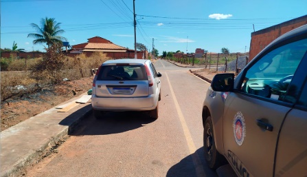 Policiais militares da 30ª CIPM durante ocorrência que resultou na recuperação de um veículo furtado e na condução de um suspeito em Coribe e Cocos, no oeste da Bahia.