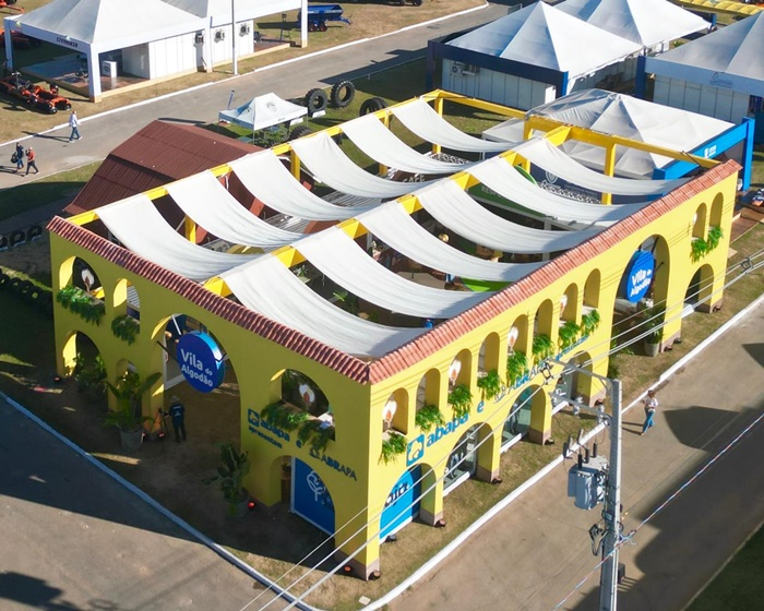 Visitantes conhecem os espaços da Vila do Algodão durante a Bahia Farm Show 2026, em Luís Eduardo Magalhães, com exposições sobre produção, sustentabilidade, tecnologia e mercado da cotonicultura baiana.