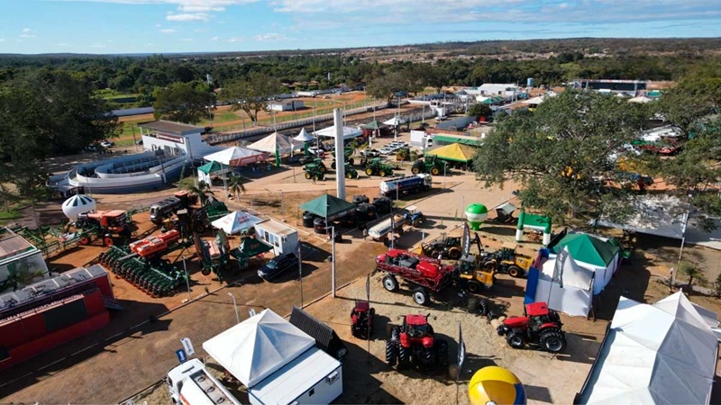Vista da estrutura da AgroFormosa 2026, feira do agronegócio em Formosa do Rio Preto, com exposição de máquinas agrícolas e espaço voltado para produtores rurais.