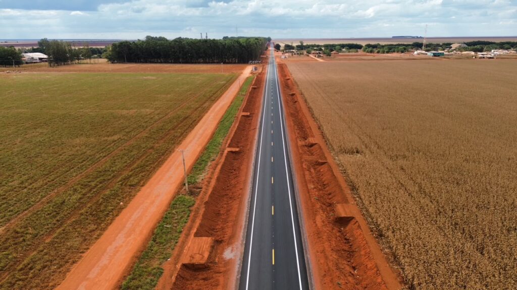 Máquinas realizam obras de pavimentação em estrada rural no Cerrado baiano, dentro do programa de infraestrutura da Aiba para fortalecer a logística e o agronegócio no Oeste da Bahia.
