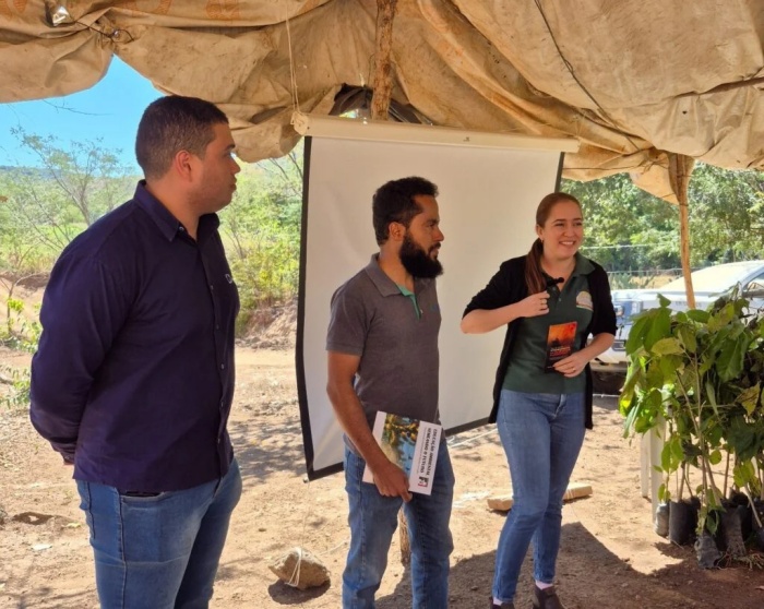 Representantes da Aiba ministram palestra sobre prevenção de incêndios florestais para produtores rurais e moradores durante o Circuito Riachão Sem Fogo, em Riachão das Neves.
