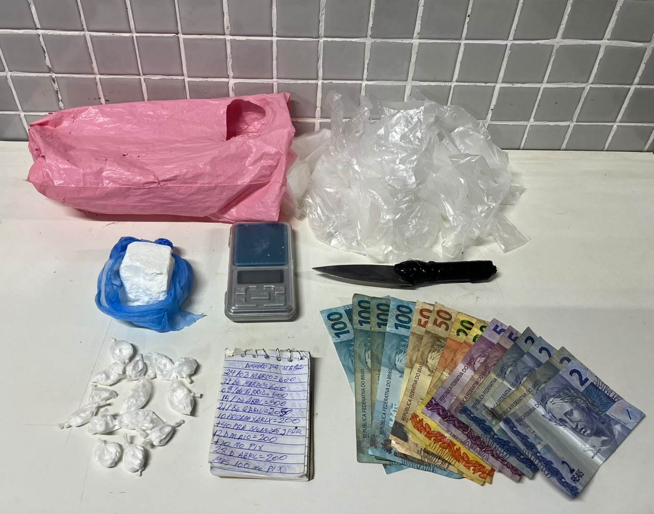 Drogas, dinheiro, balança de precisão e demais materiais apreendidos pela CIPE/Semiárido durante operação contra o tráfico de drogas em América Dourada.