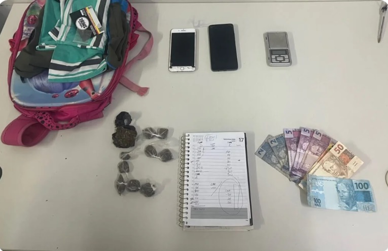 Maconha, balança de precisão, celulares, dinheiro em espécie e caderno com anotações apreendidos pela CIPE Cerrado durante abordagem em Luís Eduardo Magalhães.