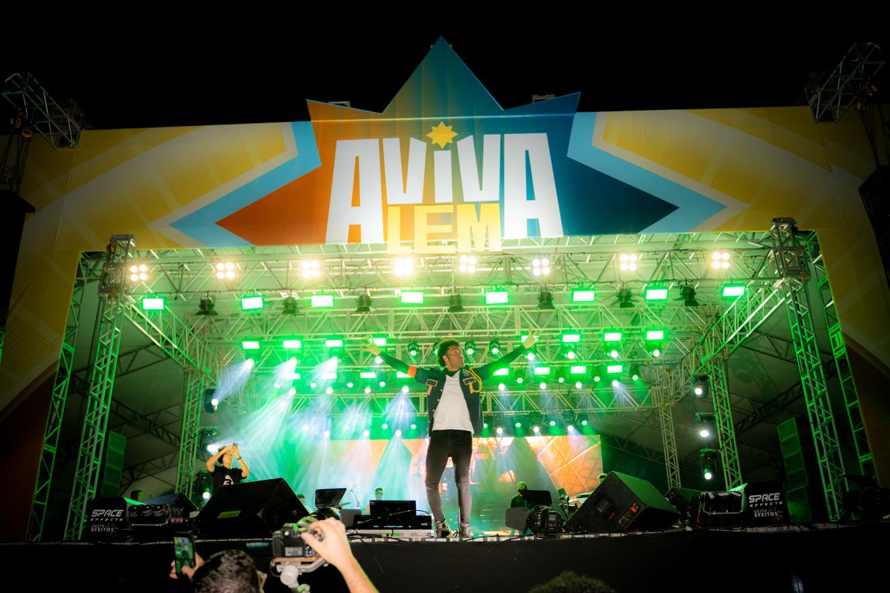 Multidão participa da primeira noite do AVIVA LEM 2026 em Luís Eduardo Magalhães durante apresentações de música gospel e momentos de louvor.