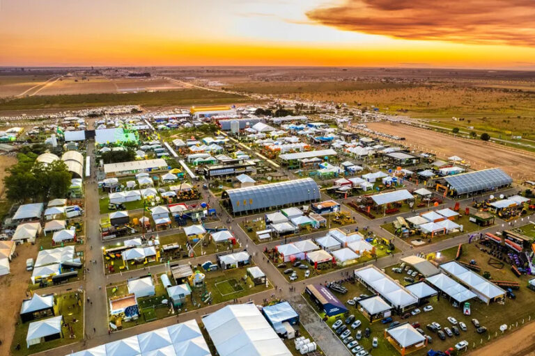 Representantes do Banco do Brasil atendem produtores rurais no estande da Bahia Farm Show, em Luís Eduardo Magalhães, durante negociações de crédito para o agronegócio.