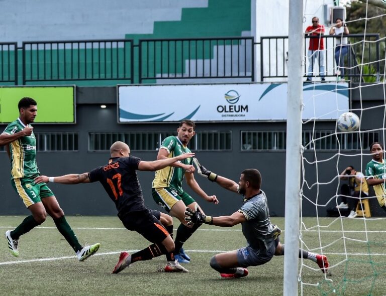 Jogadores do Barreiras FC durante a partida contra o SSA FC pela semifinal da Série B do Campeonato Baiano, em Feira de Santana.