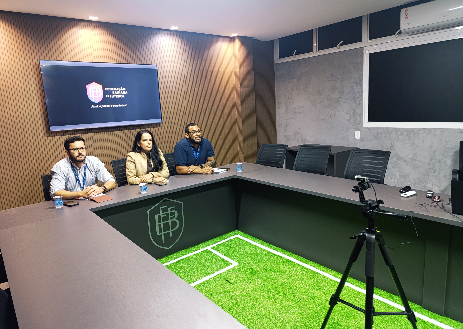Representantes da FBF e dos clubes semifinalistas participam de reunião que confirmou o uso do VAR nos jogos decisivos do Baianão Série B 2026, incluindo o duelo entre Barreiras e SSA.