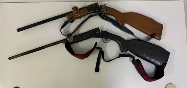 Policiais da CIPE/Cerrado apreendem duas espingardas abandonadas por suspeitos durante patrulhamento na zona rural de Luís Eduardo Magalhães, Bahia.