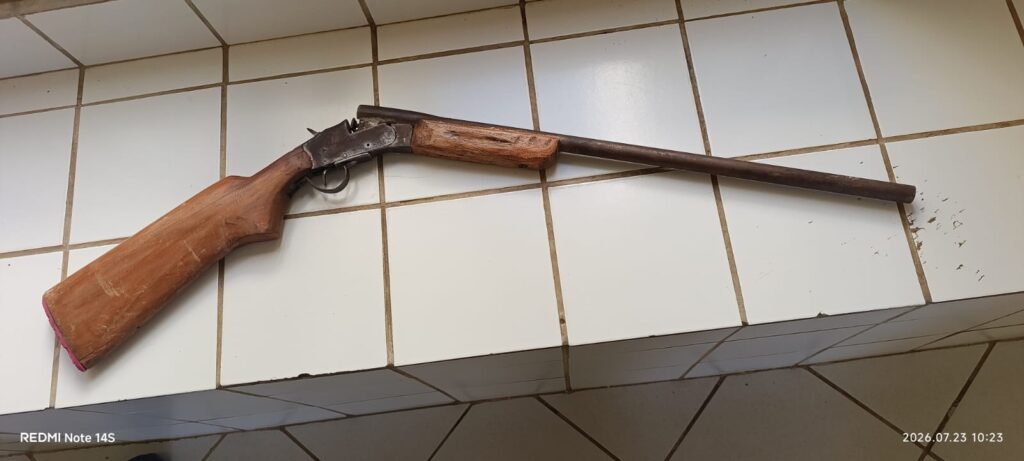 Policiais da CIPE-Semiárido exibem espingarda calibre 20 apreendida durante a Operação Força Total em Xique-Xique, no norte da Bahia.