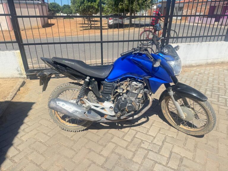 Policiais da CIPE Semiárido ao lado de uma motocicleta Honda CG Titan azul recuperada durante a Operação Protetor das Divisas, em Buritirama, no oeste da Bahia.
