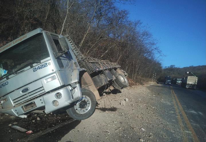 Caminhão parcialmente fora da pista na Serra da Piragiba, na BR-242, em Muquém do São Francisco, Bahia