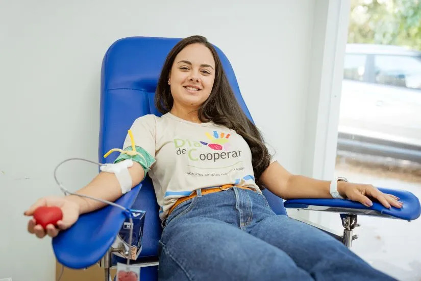 Voluntários participam da campanha do Dia C para doação de sangue e cadastro de medula óssea no LACEN, em Luís Eduardo Magalhães, fortalecendo os estoques de sangue no Oeste da Bahia.