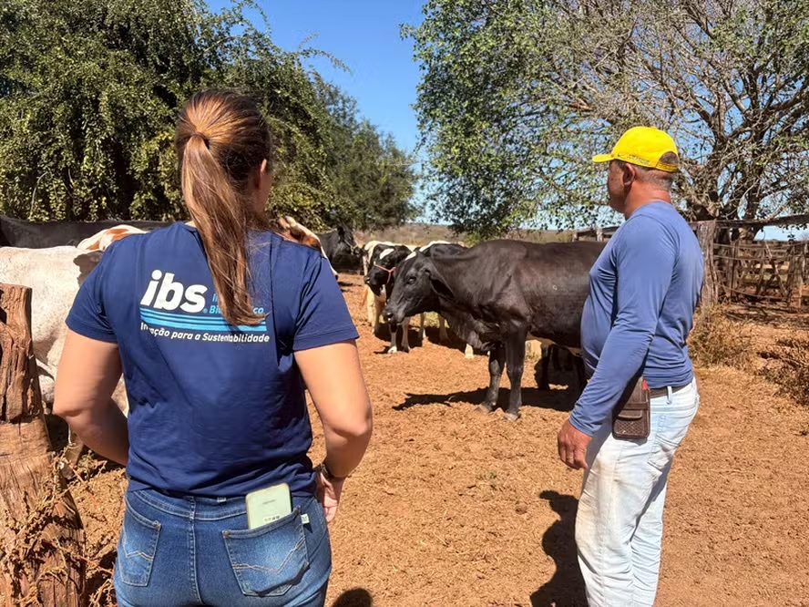 Representantes da Cargill, IBS e Cooperleite durante anúncio de parceria para oferecer assistência técnica e fortalecer a produção de leite de 500 produtores rurais no Oeste da Bahia.