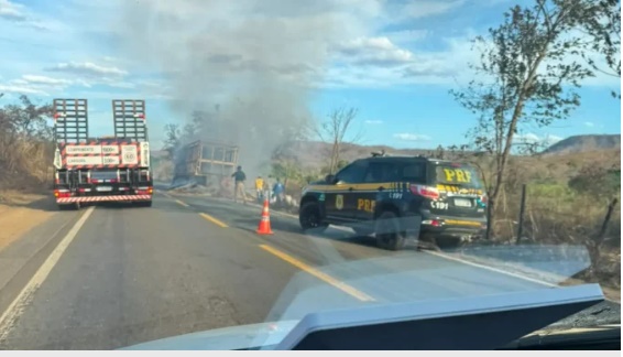 Carreta destruída após incêndio na BR-135, na altura do povoado de Monte Alegre, entre Formosa do Rio Preto e Riachão das Neves, no oeste da Bahia.