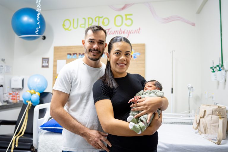Equipe do Centro de Parto Normal de Luís Eduardo Magalhães celebra o milésimo parto da unidade ao lado da família do bebê Vicente, destacando o atendimento humanizado às gestantes.