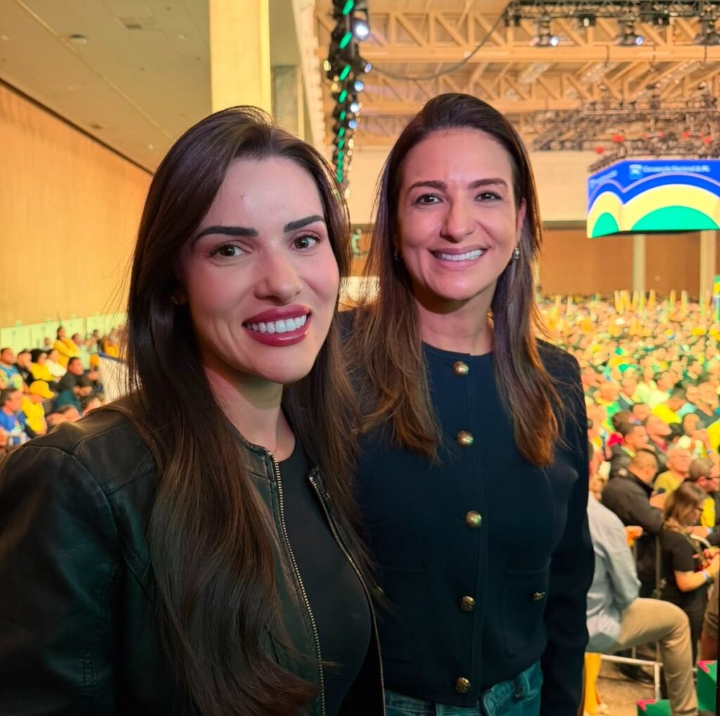 Cinthya Marabá e Roberta Roma durante a Convenção Nacional do PL, realizada na Arena Pacaembu, em São Paulo, ao lado de lideranças do partido.