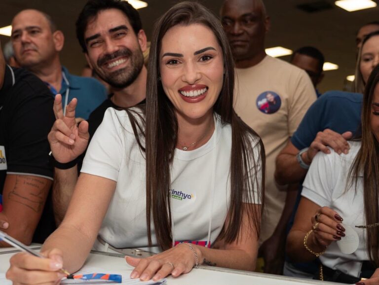 Cinthya Marabá durante convenção partidária em Salvador, onde teve sua candidatura a deputada estadual pela Bahia oficializada pelo Partido Liberal (PL).