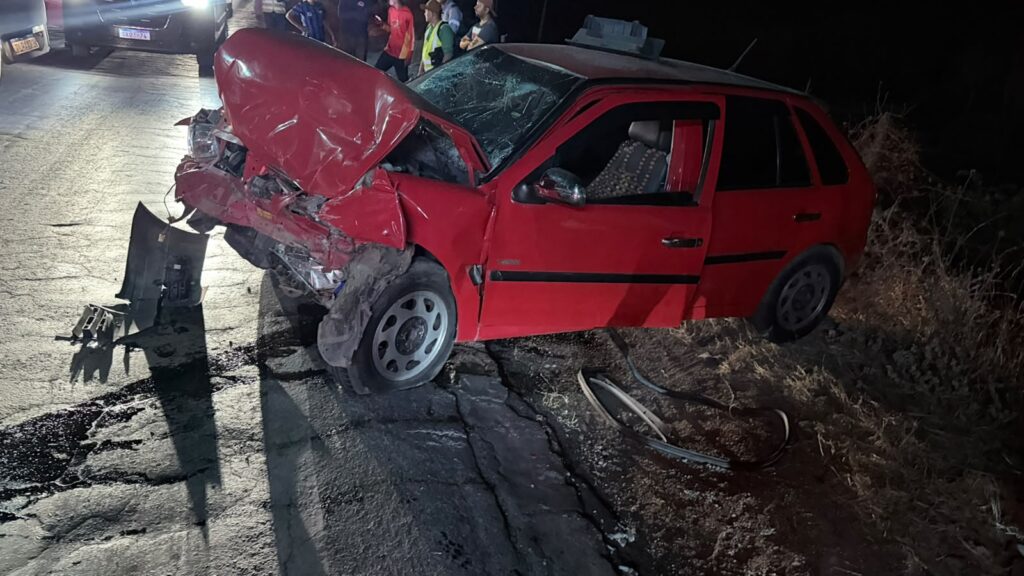Carro de passeio danificado após colisão com ônibus na BR-242, em Muquém do São Francisco, no oeste da Bahia.