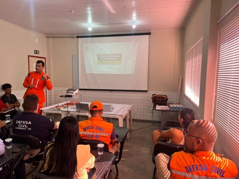 Representantes do Corpo de Bombeiros Militar da Bahia e gestores municipais participam de reunião de alinhamento sobre prevenção e combate aos incêndios florestais no Oeste da Bahia.